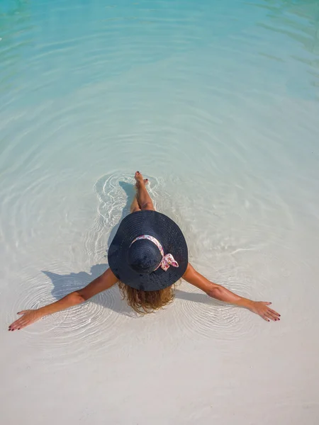 Una ragazza si rilassa in una piscina — Foto Stock