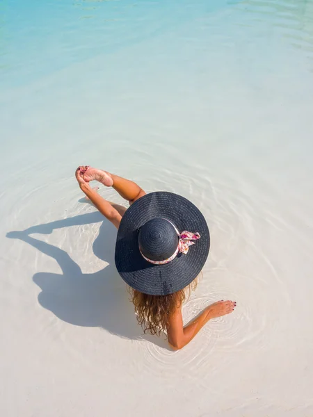 Uma menina está relaxando em uma piscina — Fotografia de Stock