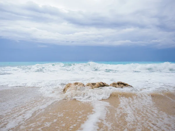 Waves breaking on a stony beach — Stock Photo, Image