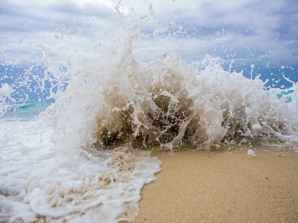 Ondas quebrando em uma praia pedregosa — Fotografia de Stock