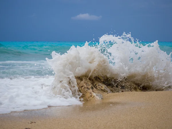 Wellen brechen an einem steinigen Strand — Stockfoto