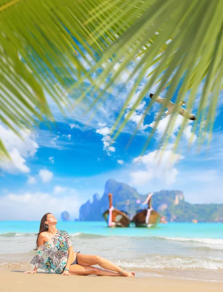 Belle femme sur la plage. — Photo