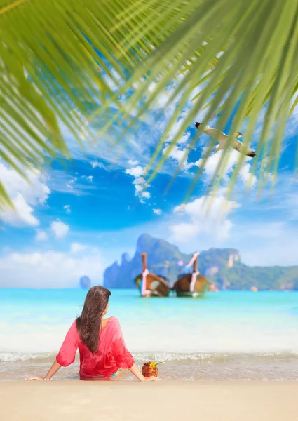 Vacker kvinna på stranden. — Stockfoto