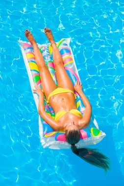 kadın havuzda bikini