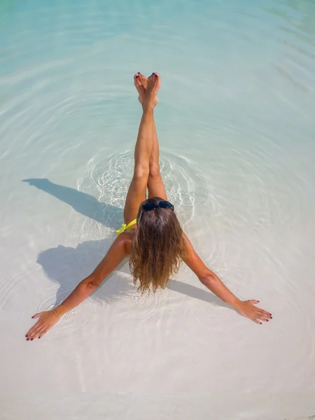 Nő a bikini, a medence mellett — Stock Fotó