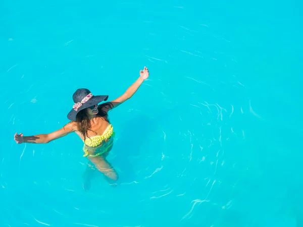 Donna in bikini in piscina — Foto Stock