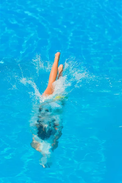 Женщина в бикини у бассейна — стоковое фото