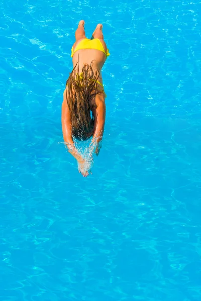 Femme en bikini à la piscine — Photo