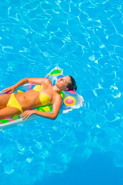 Donna in bikini in piscina — Foto Stock