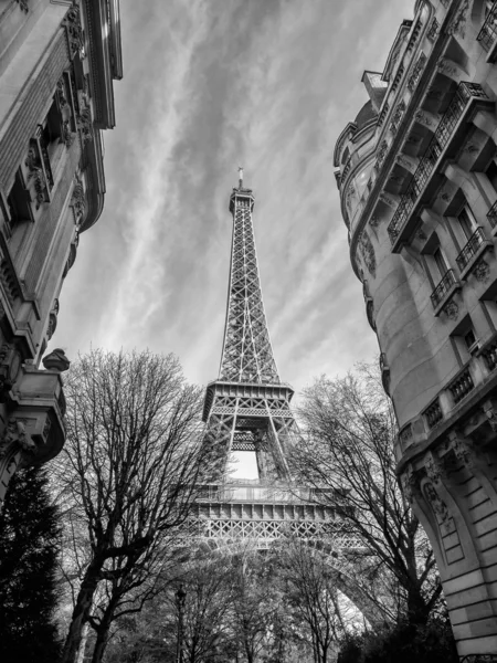 파리에 있는 에펠 탑의 모습. — 스톡 사진