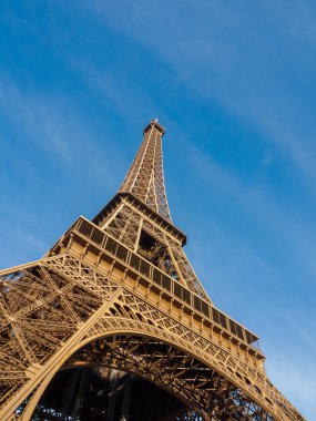 Paris 'teki Eyfel Kulesi manzarası. 