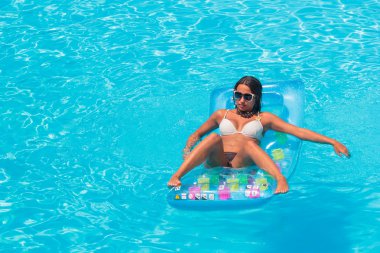 Yüzme havuzunda dinleniyor.