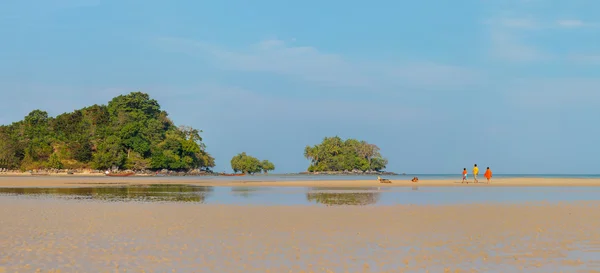 Phuket nai yang playa en la marea baja —  Fotos de Stock
