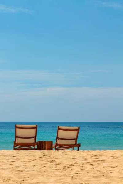 Empty sunbeds on a gorgeous sandy beach — Stock Photo, Image