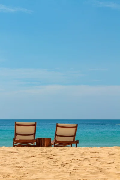 Tumbonas vacías en una hermosa playa de arena — Foto de Stock