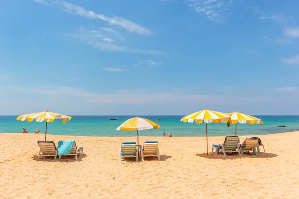 Parasol na tropikalnej plaży — Zdjęcie stockowe