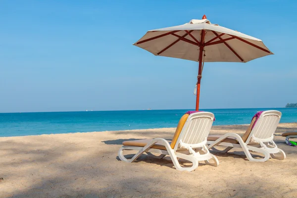 Зонтик на тропическом пляже — стоковое фото