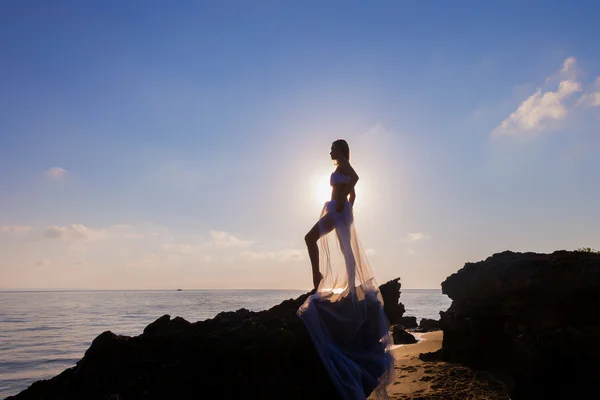 Kvinna njuter frihet mig glad på stranden vid solnedgången. — Stockfoto