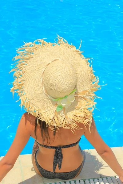 Mujer joven sentada en la repisa de la piscina. —  Fotos de Stock