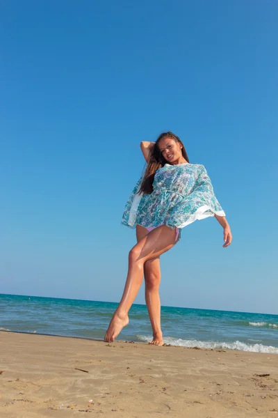 Woman laughing having fun in summer vacation holidays — Stock Photo, Image