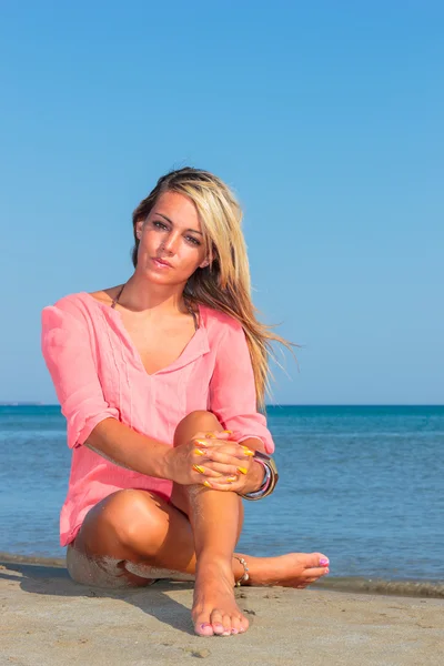 Chica en la playa vistiendo top rosa — Foto de Stock