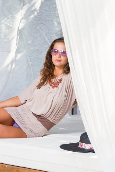 Kvinna på sommaren lounge — Stockfoto