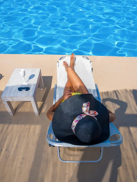 Giovane donna in bikini a bordo piscina — Foto Stock