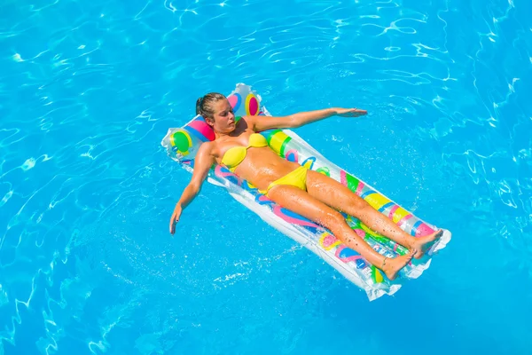 A girl is relaxing in a swimming pool — Stock Photo, Image