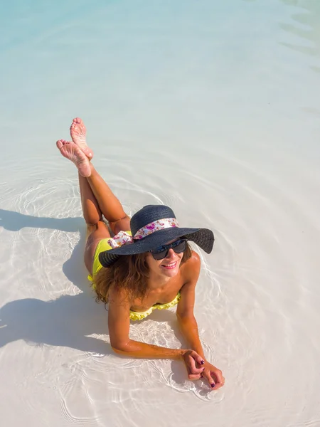 Una ragazza si rilassa in una piscina — Foto Stock