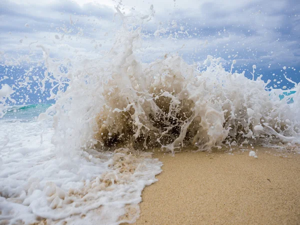Onde che si infrangono su una spiaggia rocciosa — Foto Stock