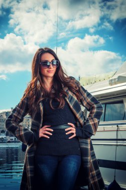 Limandaki genç kadın 