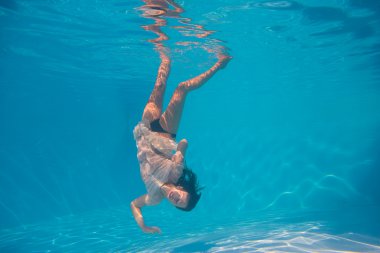 genç kadın Yüzme undewater