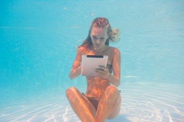 genç kadın undewater tablet bilgisayar ile