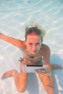 genç kadın undewater tablet bilgisayar ile