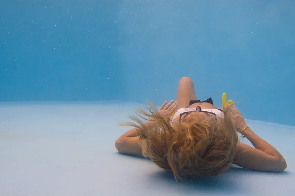 Młoda kobieta pływająca pod wodą — Zdjęcie stockowe