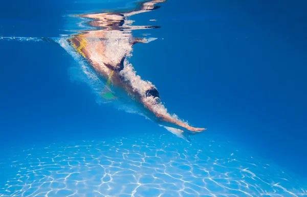 Giovane donna nuotare sott'acqua — Foto Stock