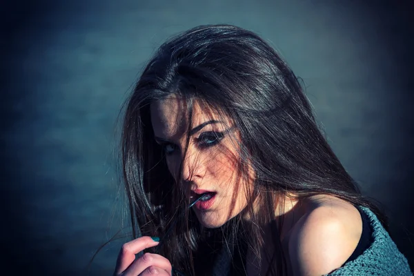 Sensual hermosa mujer con cabello oscuro — Foto de Stock