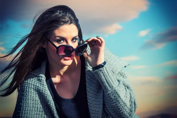 Sensuele mooie vrouw met donker haar — Stockfoto