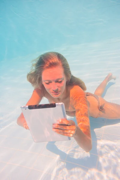 Genç kadın undewater tablet bilgisayar ile — Stok fotoğraf