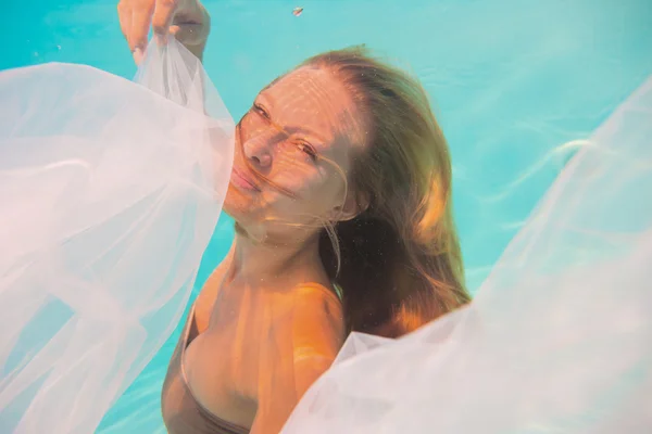 Mladá žena plavání undewater — Stock fotografie