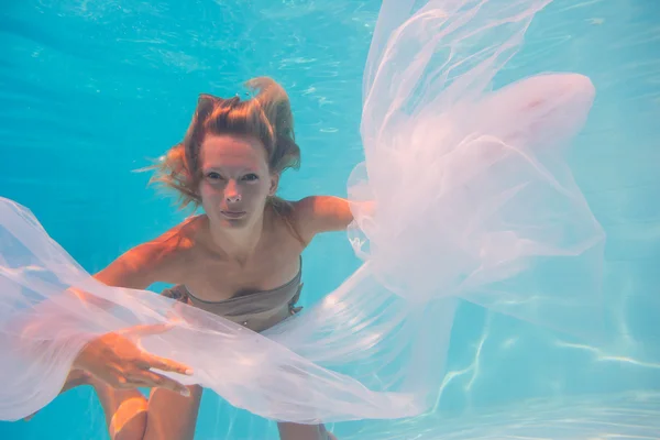 Молода жінка плаває без води — стокове фото