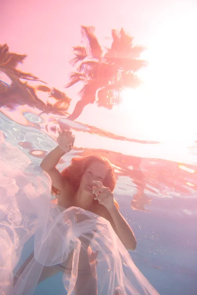 Junge Frau schwimmt ohne Wasser — Stockfoto