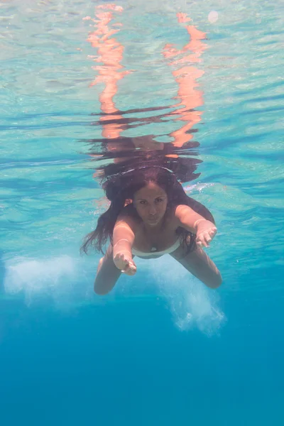 Jeune femme nageant sous l'eau dans la mer — Photo