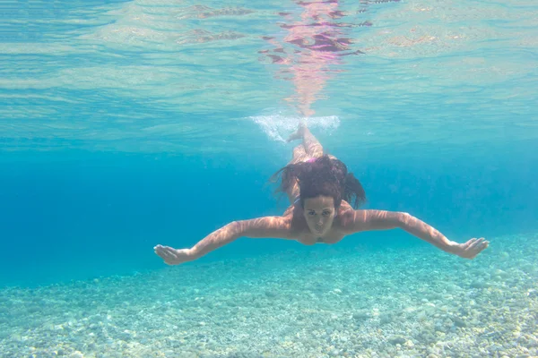 Νεαρή γυναίκα που κολυμπούσαν undewater στη θάλασσα — Φωτογραφία Αρχείου