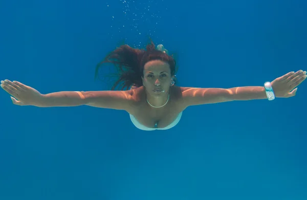 Jovem nadando subaquático — Fotografia de Stock