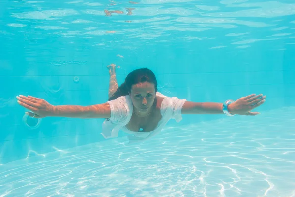 Young woman swimming undewater — Stock Photo, Image