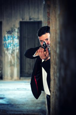 Hitman silah doğrultmak smokin içinde