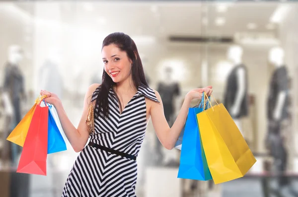 Mujer joven sosteniendo bolsas de compras —  Fotos de Stock