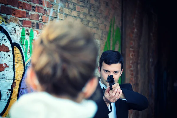Hitman in smoking con una pistola in mano — Foto Stock