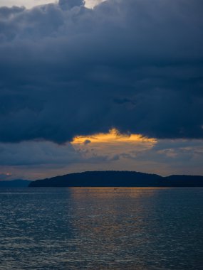 Plajda tropik gün batımı. Ao-Nang. Yengeç.